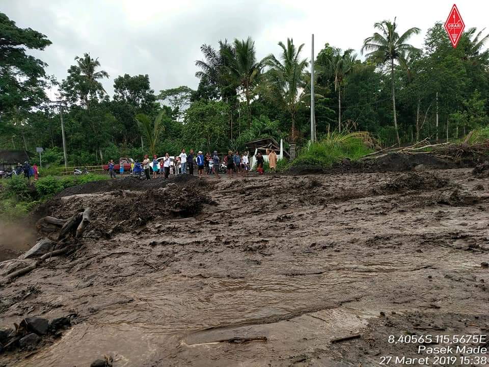 Banjir Air Hujan Gunung Agung Putus Akses Dusun Butus, Tercium Bau Belerang