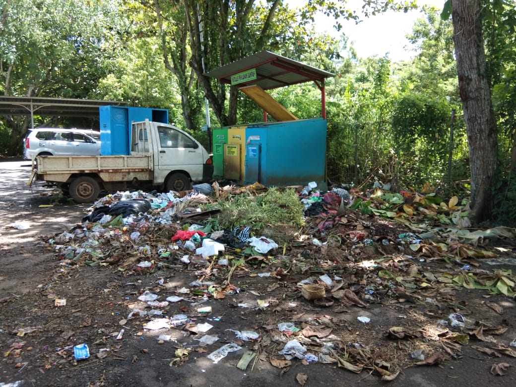 Sampah Menumpuk Diareal Parkir Bawah Pemkab Jembrana