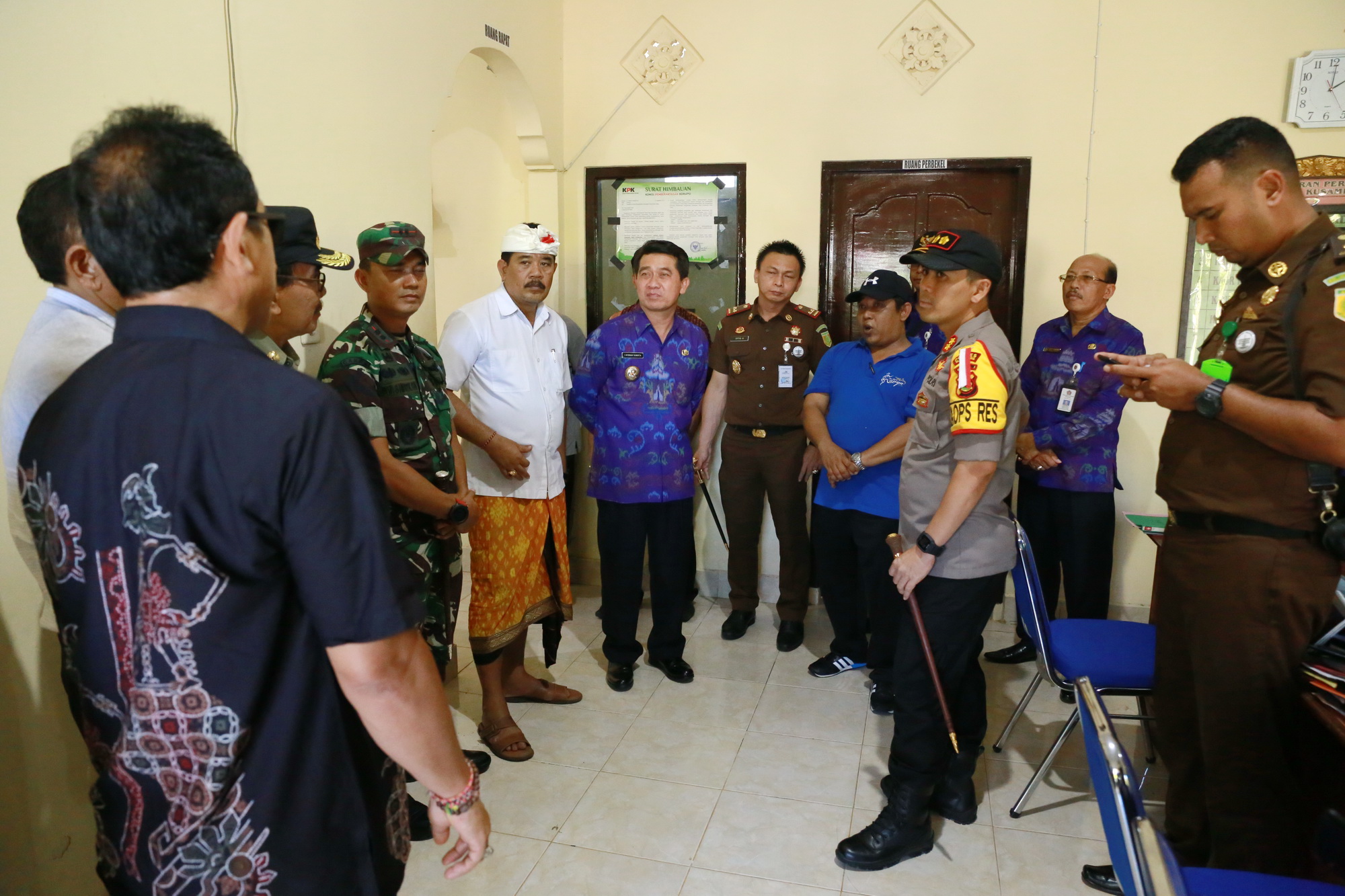 Pastikan Kesiapan Pemilu Serentak 2019 di Klungkung, Bupati Suwirta Monitoring Logistik Pemilu