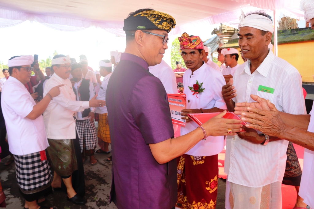Wabup Suiasa Serahkan Hibah Rp 1,3 M Lebih  di Pura Ulun Desa