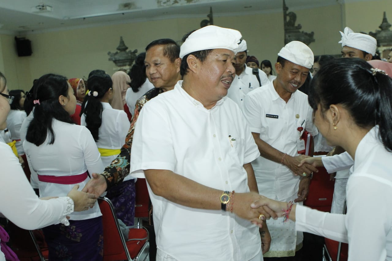 Serahkan SK CPNS, Bupati Artha Imbau Tidak Ajukan Pindah