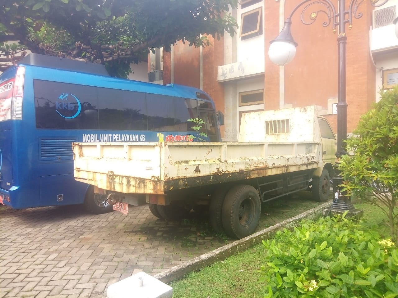 Truk Penuh Sampah Parkir Diareal Dalam Kantor Bupati Jembrana