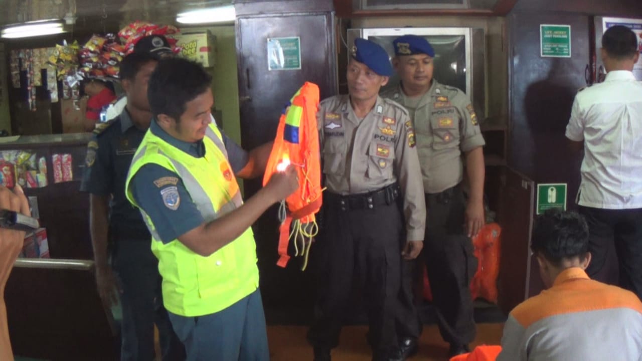 Jelang Mudik, Petugas Gabungan Cek Kelaikan Kapal di Pelabuhan Gilimanuk