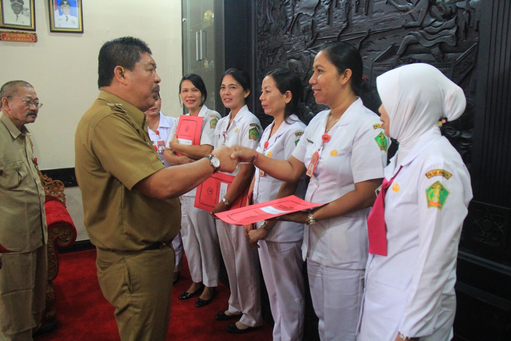 Serahkan SK CPNS kepada Bidan PTT, Bupati Artha Minta Rajin Turun dan Monitoring