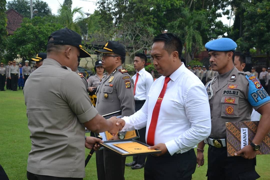 Polres Gianyar Berikan Penghargaan Kepada Personel Berprestasi