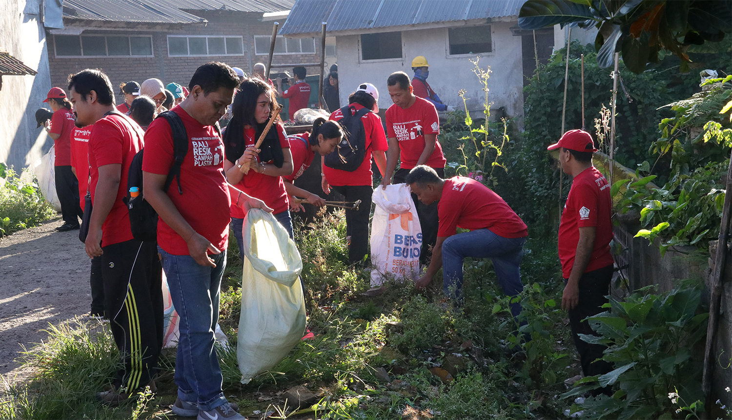 Gubernur Koster Ingin Gerakan Resik Sampah Plastik Diatur Awig-Awig