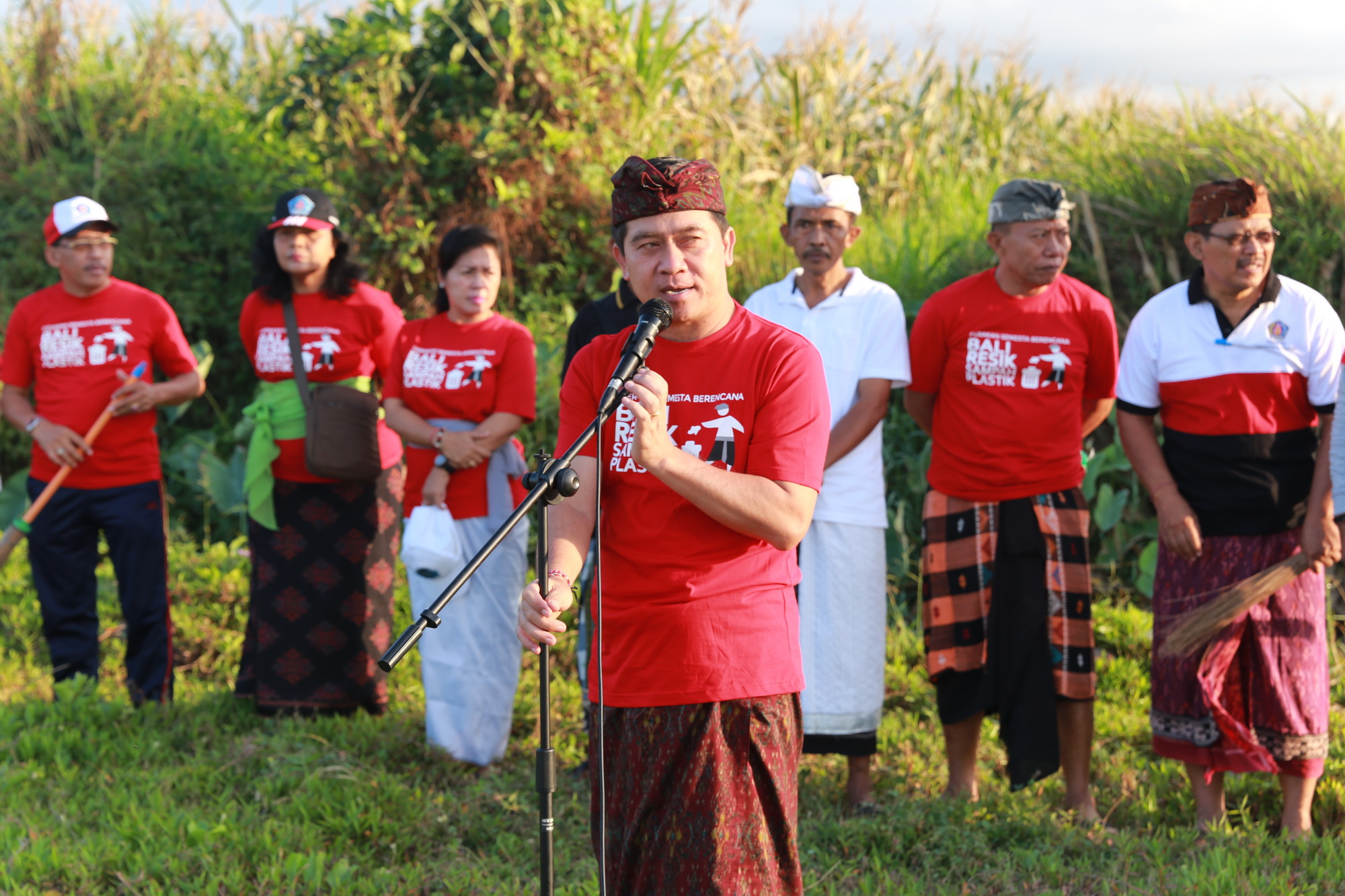 Bupati Klungkung I Nyoman Suwirta Pimpin Aksi Gerakan Semesta Berencana Bali Resik Sampah Plastik