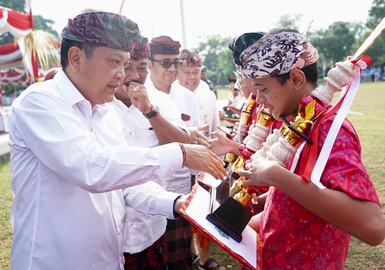 Walikota Rai Mantra Serahkan Penghargaan Kepada Siswa Siswi Berprestasi Tingkat Nasional