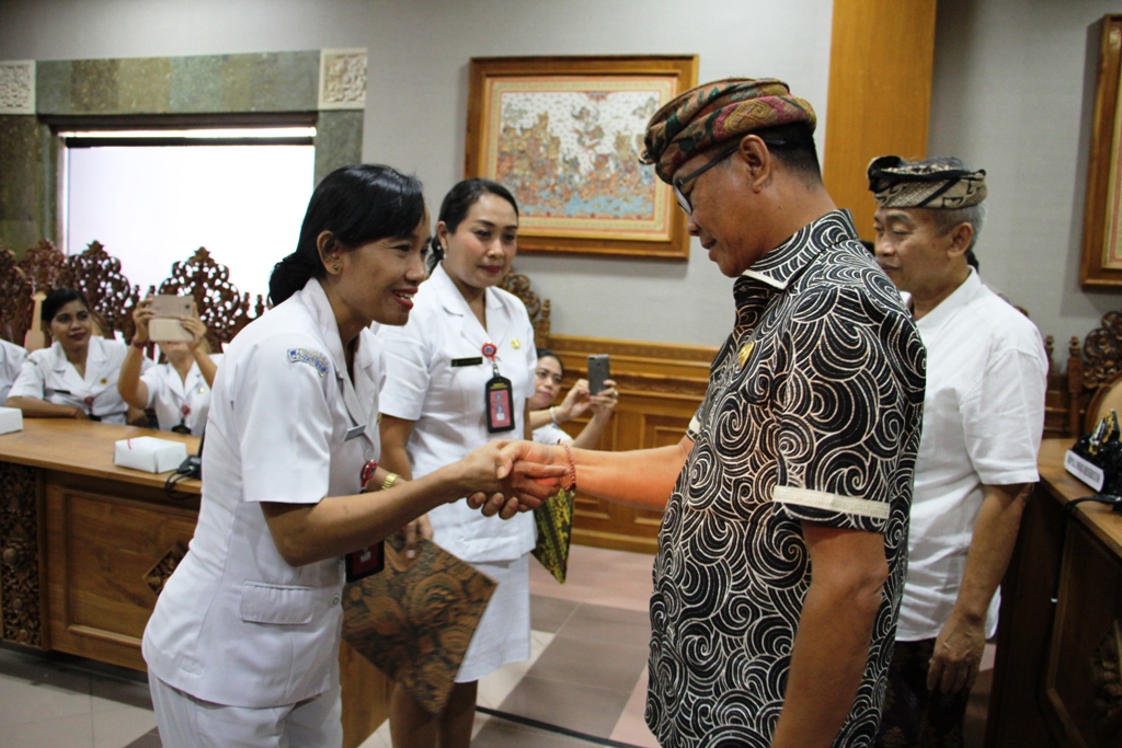 Wabup. Suiasa Serahkan SK CPNS Kepada 19 Bidan PTT