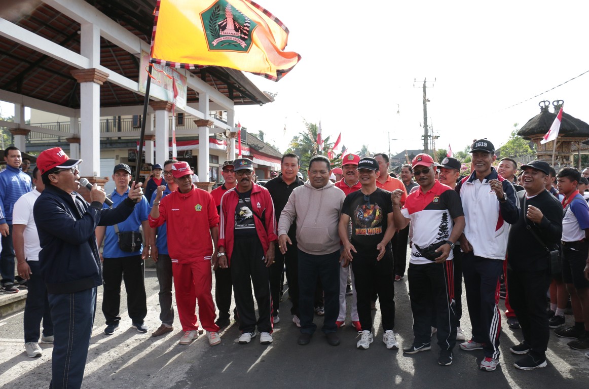 Sekda I Gede Susila Buka Gerak Jalan Santai di Desa Munduktemu Pupuan