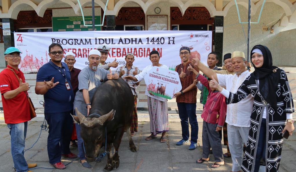 Kurban Sapi Telkomsel Bali Nusra di Masjid Raya Seririt, Bali (1)