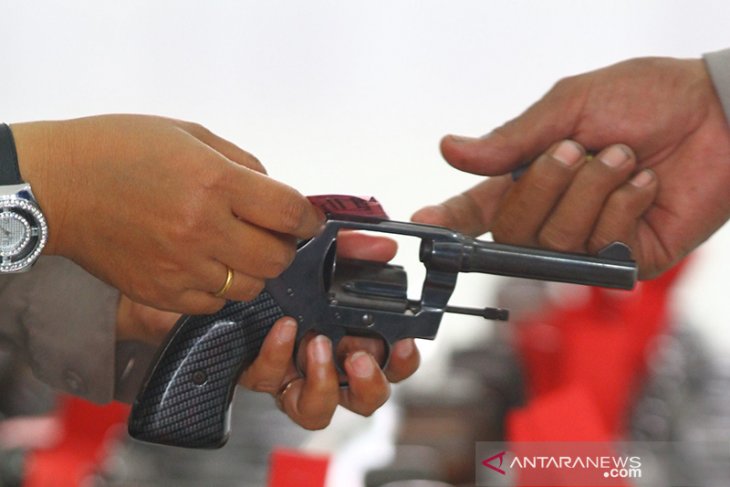 antarafoto-pemeriksaansenpipolisi-170412-2
