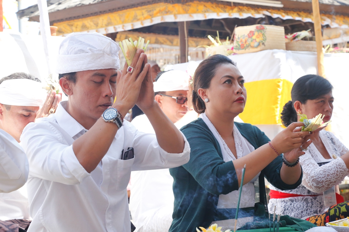 Bupati Eka Sembahyang di Pura Natar Sari, Apuan 