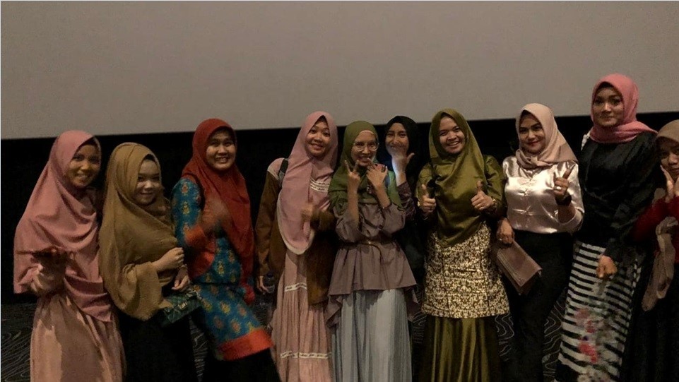 Foto 6 – Aci Cahaya dan rombongan, usai menonton film Ajari Aku Islam. (Dok. Istimewa)