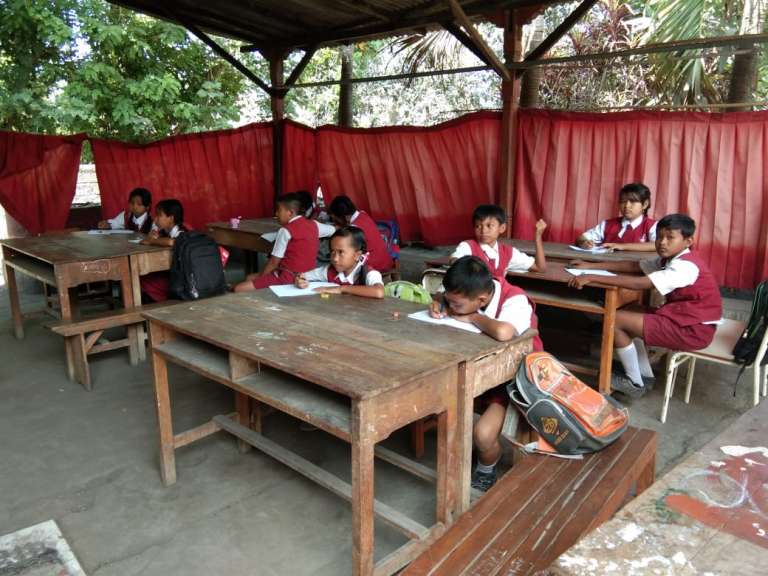 Bangun Gedung Sekolah, Siswa SDN 2 TBT Belajar Diemperan Parkir