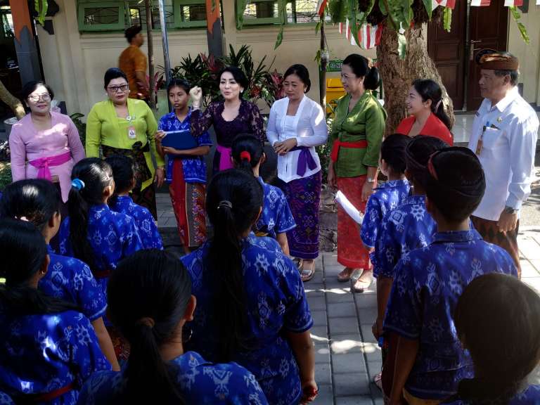 Sosialisasikan Pola Hidup Bersih dan Sehat, Ny. Selly Ajak Anak-Anak Jaga Kebersihan