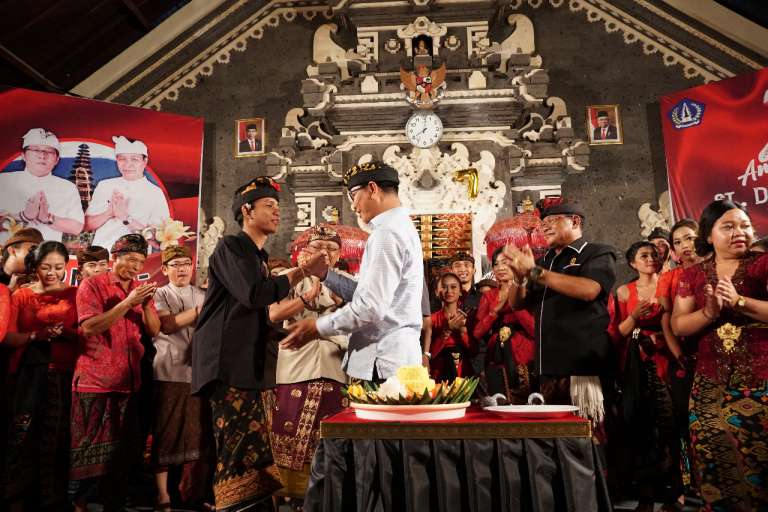 Wabup Suiasa Hadiri HUT STT Eka Suwitra Br  Kangin Sempidi dan HUT ST. Dwi Tunggal Br. Puseh Sading.