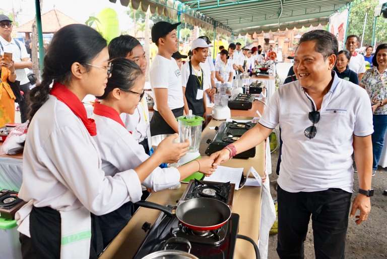 Rai Mantra Buka Cooking Copetition “Meratengan Ring Pasar”,Ajak Generasi Muda Cintai Kuliner Bali