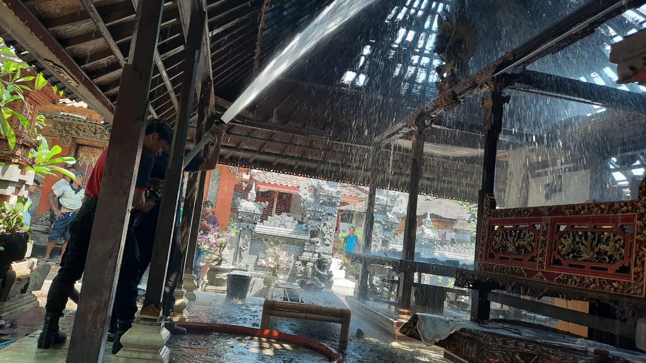 Akibat Mesin Pengopen Daging, Bangunan Bale Dangin Terbakar
