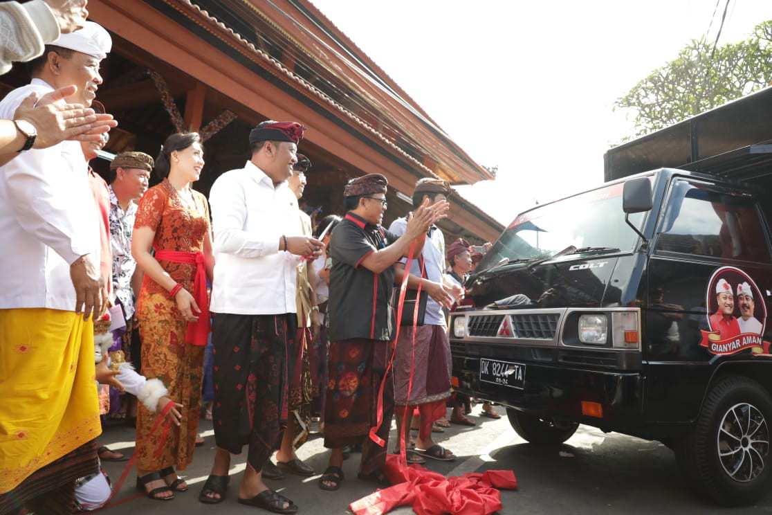 Bupati Mahayastra Serahkan Armada Sampah di Tarukan