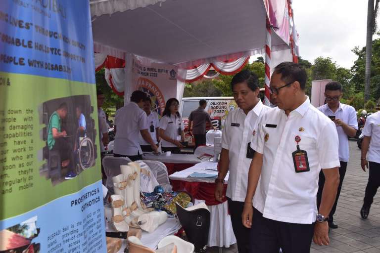 Peringatan Hari Disabilitas di Kabupaten Badung,  Wabup Suiasa Serahkan Alat Bantu Kecacatan