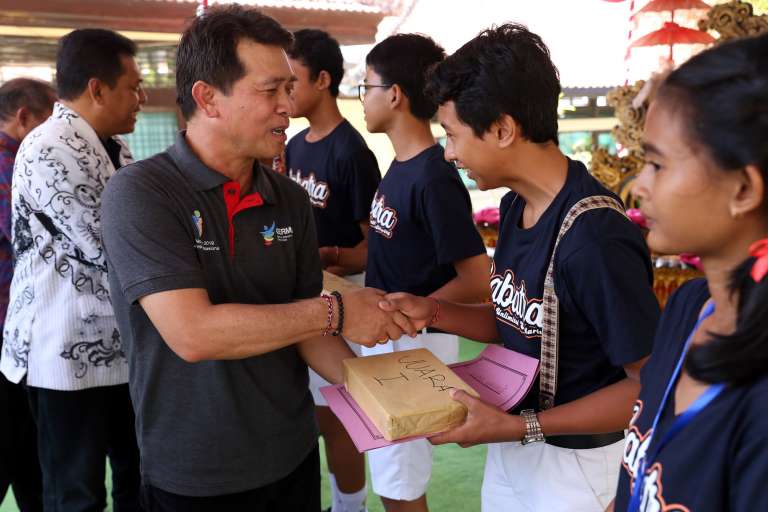 Bupati Suwirta Berpesan Guru Harus dapat Menjadi Panutan Bagi Siswa