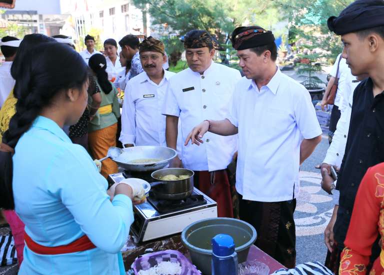 Bupati Suwirta Monitoring Program Belajar di Luar Kelas