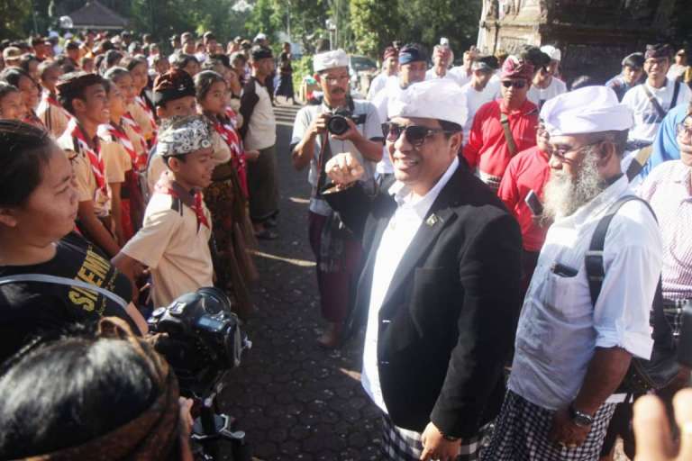 Wabup Sanjaya Ikut Aksi Mekedas-kedas dan Tanam Pohon di Areal Pura Luhur Batukau