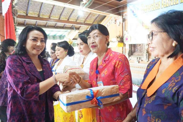 Terus Tingkatkan Kualitas PAUD di Denpasar ,  Ny. IA. Selly Mantra serahkan Alat Permainan Edukatif 