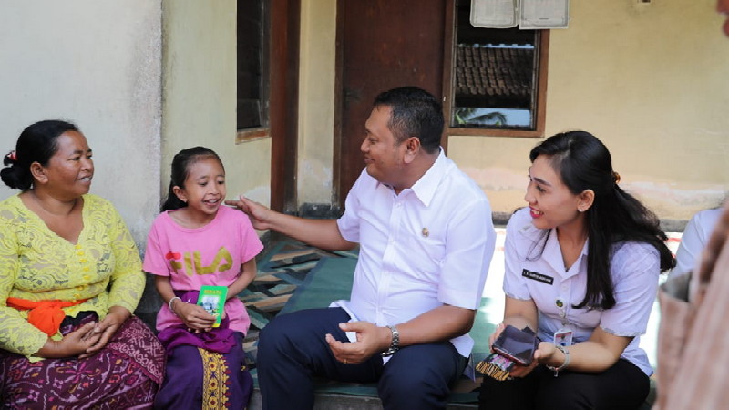 Bupati Mahayastra Serahkan Bantuan Kepada 9 Warga Kurang Mampu