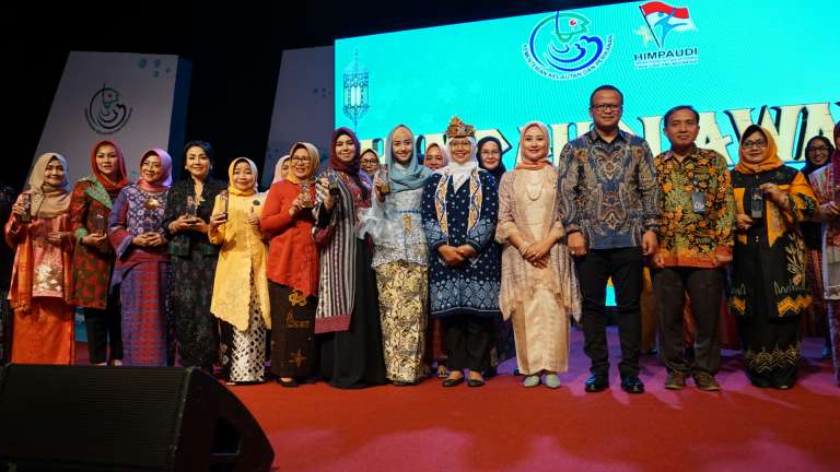 Ny. IA Selly Mantra Raih Penghargaan HIMPAUDI Award Sebagai Pejuang Paud,  Atas Dedikasi, Sinergi dan Kolaborasi Dengan HIMPAUDI Dalam Mewujudkan  SDM Unggul Sejak Dini.