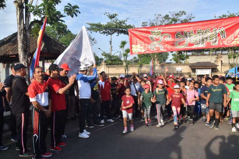 Sosialisasikan Bahaya Penyakit HIV/AIDS,   Wabup Suiasa Lepas Jalan Santai Karang Taruna Wiratama Mandala Desa Mengwi