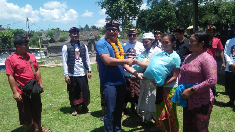 Kapolres Gianyar Bersama STB Berikan Bantuan Kepada Warga Miskin di Desa Kerta Payangan