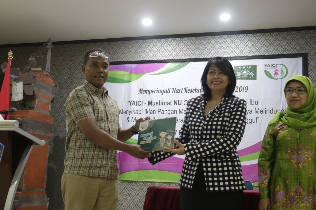 Ketua Harian YAICI, Arif Hidayat Menyerahkan Buku Flipchart