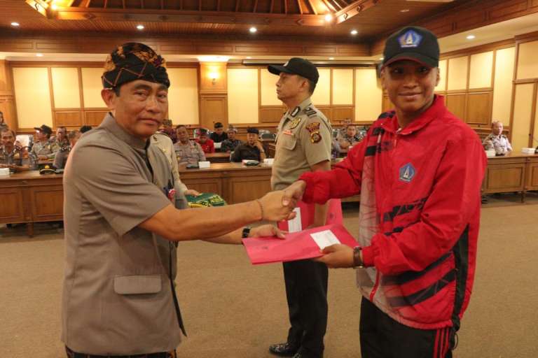Penutupan Binlat Metal dan Kesemaptaan Pemuda Calon Anggota Polri di Badung