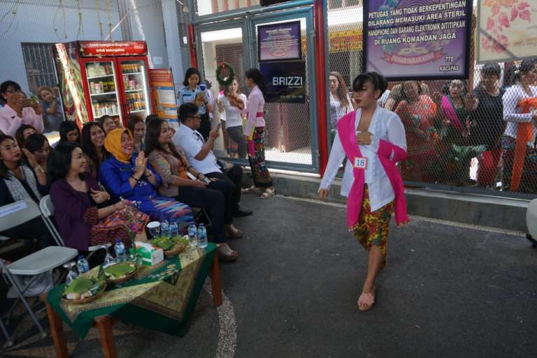 Fashion Show WBP Perempuan Peringati Hari Ibu,   Ny. Selly Mantra Ajak Tingkatkan Kreatifitas dan Inovasi