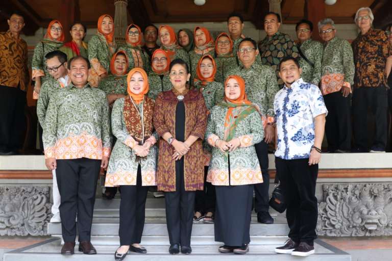 Terima Dekranasda Jabar, Ny.Putri Koster Sampaikan Upaya  Pelestarian  Tenun Bali  