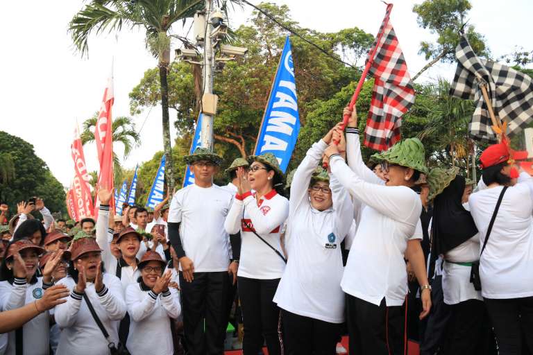 Ny. Putri Koster: Yuk, Kita Lebih Sering Jalan Santai Bertemu Masyarakat!