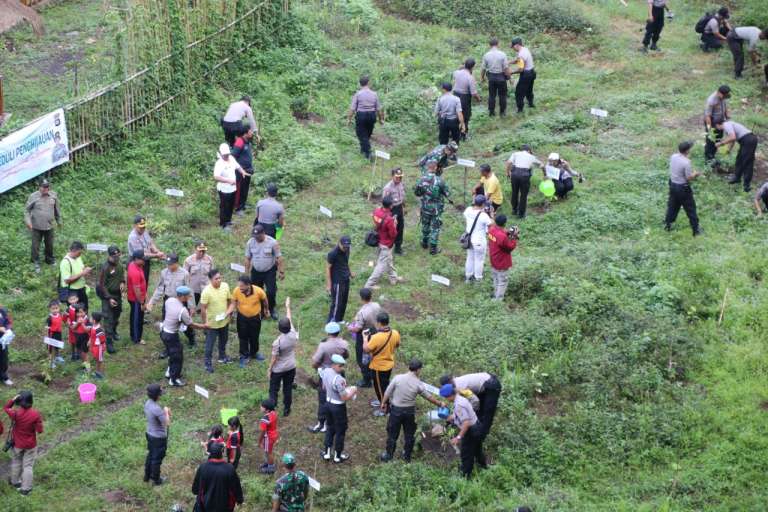 Polres Karangasem Tanam Ribuan Bibit Pohon
