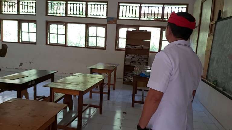Belasan Siswa SDN 8 Bunutan Terpaksa Belajar Digudang
