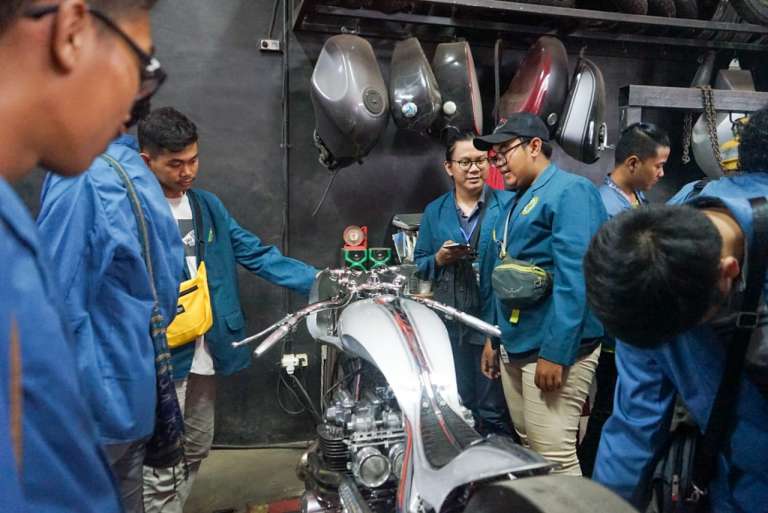 ITAT Surabaya Gelar Study Excursie Sasar AMS Garage Denpasar, Seimbangkan Teori Di Kelas dan Praktek Lapangan