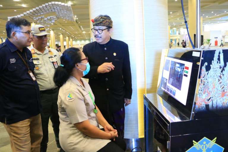 Tinjau Alat Thermal Scanner di Bandara, Wagub Cok Ace Sebut Jadi Langkah Antisipasi Merebaknya Virus Corona