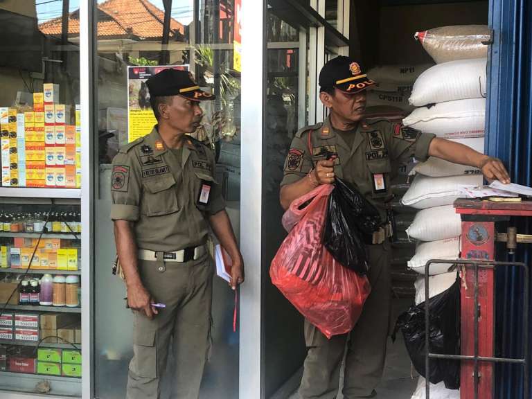 Puluhan Pemilik Toko/Usaha Jasa Disemprit Satpol PP