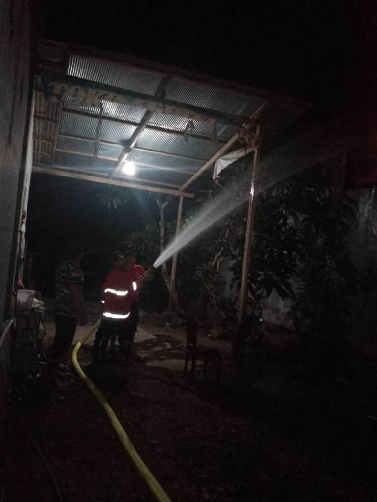 Ruko di Banyubiru Ludes Terbakar, Pemilik Dilarikan ke Rumah Sakit
