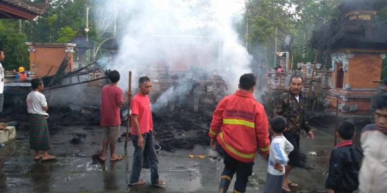 Pagi Buta, Sejumlah Pelinggih di Pura Daia Tangkas Kori Agung Terbakar