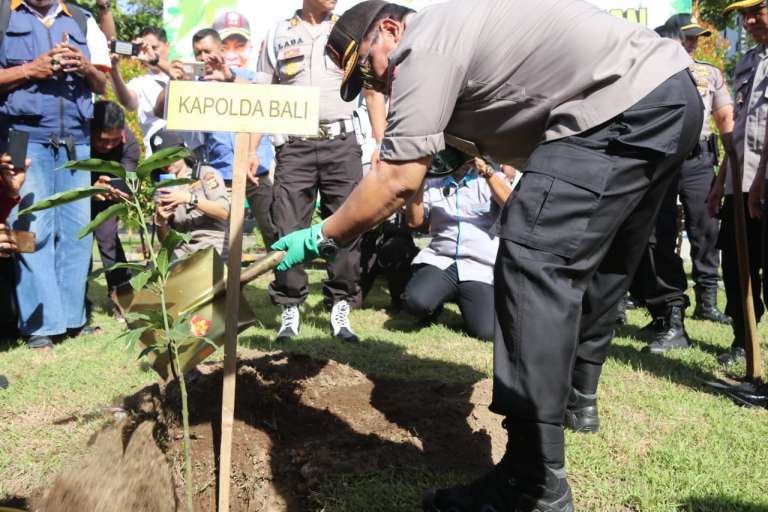 Guna Mendukung Program Penghijauan di Seluruh Markas Komando Polri, Kapolda Bali Tanam Pohon di SPN Singaraja