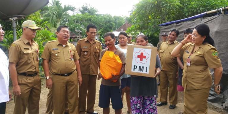 Bupati Artha Tinjau Korban Kebakaran di Desa Ekasari