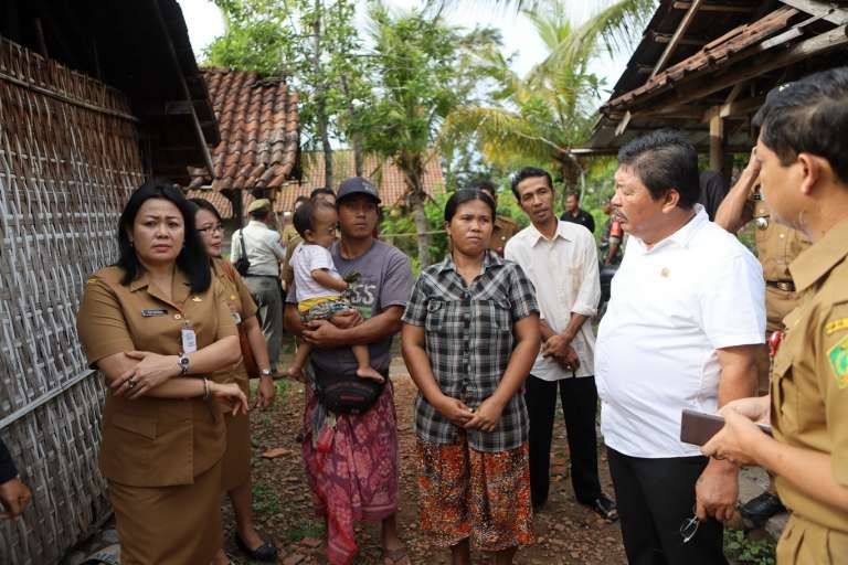 Bupati Artha Jenguk Warga Pengidap Kelainan Tempurung Kepala
