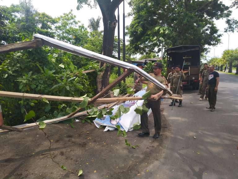 Satpol PP Karangasem Bongkar Baliho Kadaluarsa