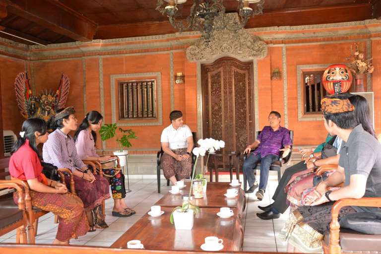 Rai Mantra Dukung Program Kerja Keluarga Mahasiswa Hindu Dharma Menyapa (KMHD) UGM.
